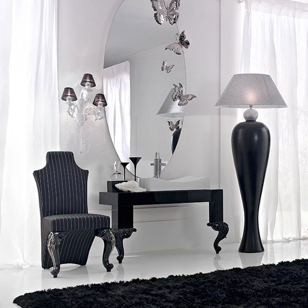 <strong>1080</strong><br>
etager 2 cassetti   
64 x 40 x 171 cm<br>
 
<strong>4006</strong><br>
specchiera ovale con farfalle  
210 x 100 cm<br>
 
<strong>1566</strong><br>
mobile per bagno piano legno   
130 x 72 x 70 cm<br>
 
<strong>BS15/CR</strong><br>
applique 3 luci con cristalli   
L. 35 H. 50 cm<br>

<strong>1567</strong><br>
lavabo in ceramica 
70 x 55 x 14,5 cm<br>
 
<strong>1062</strong><br>
sedia  
53 x 72 x 110 cm