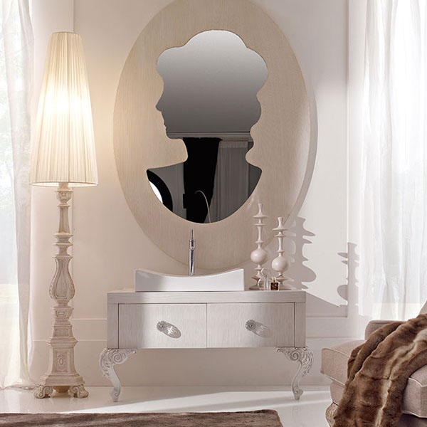 <strong>2021</strong><br>
mobile bagno 2 sportelli   
136 x 72 x 70 cm<br>
 
<strong>1567</strong><br>
lavabo in ceramica  
70 x 55 x 14,5 cm<br>
 
<strong>4002 Cameo</strong><br>
specchiera grande  
140 x 200 cm<br>
 
<strong>1081</strong><br>
armadio 1 anta legno 
64 x 48 x 171 cm<br>
 
<strong>5033</strong><br>
piantana legno  
Ø 45 H. 243 cm