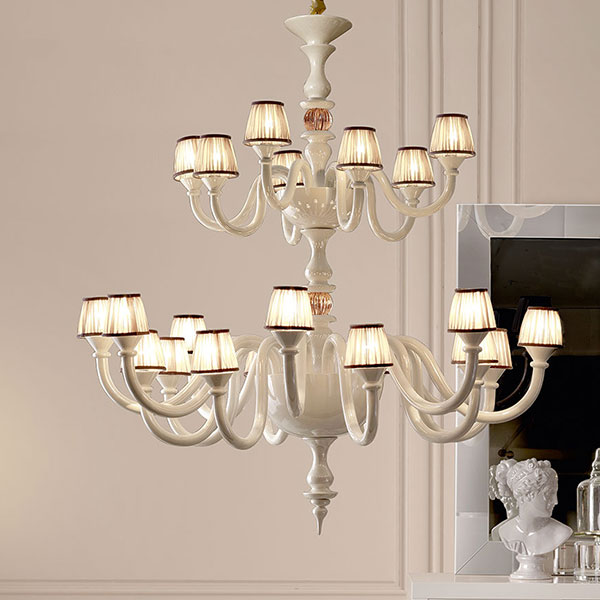 <strong>bs22</strong><br>
lampadario in ceramica con sfere in cristallo, 24 luci 
Ø 130 x 147 cm