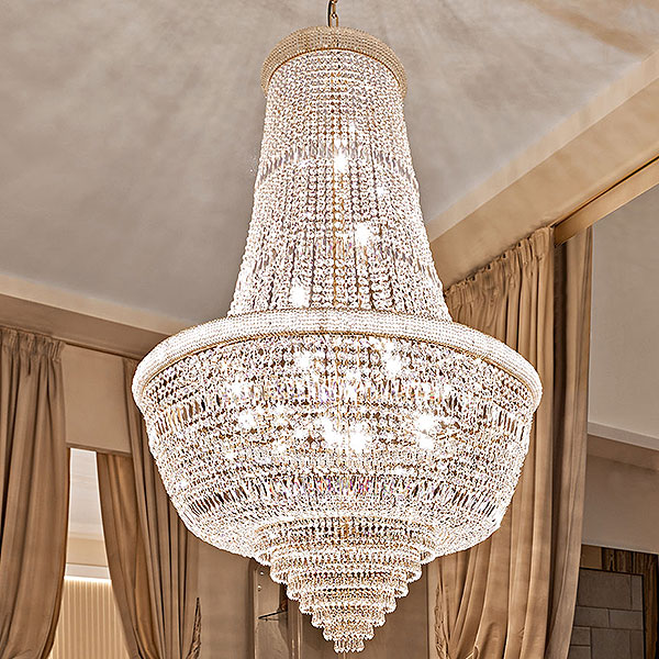 <strong>CL20</strong><br>
lampadario in cristallo, 18 luci  
Ø 100 x 145 cm
