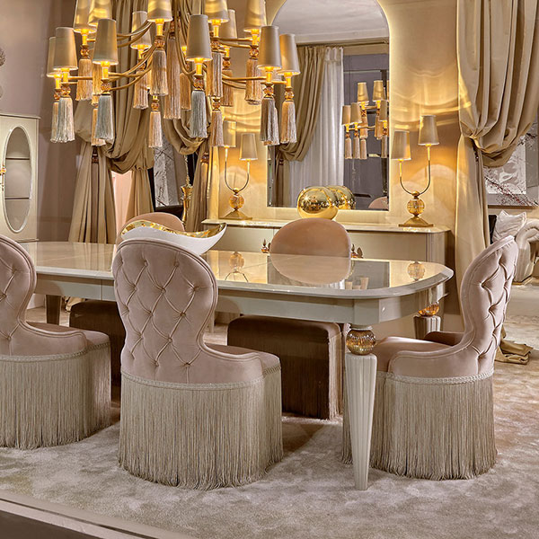 <strong>1650</strong><br>
tavolo allungabile gambe tornite con sfera in cristallo ambra
180/330 x 140 x 81 cm<br>

<strong>1651</strong><br>
sedia schienale capitonnè 
58 x 65 x 100 cm<br>

<strong>PML01</strong><br>
lampadario 20 luci finitura oro patinato con sfere in cristallo ambra e pendenti fiocco sfilato, completo di paralumi
Ø 128 H. 106 cm<br>

<strong>1652</strong><br>
vetrina decò 2 ante  
104 x 48 x 175 cm<br>
      
<strong>1653</strong><br>
credenza 2 ante, cassetto centrale   
185 x 48 x 90 cm<br>

<strong>PML02</strong><br>
lampada 2 luci finitura oro patinato con sfere in cristallo ambra, completa di paralumi 
35 x 20 x 80 cm<br>

<strong>G3042</strong><br>
piantana con riquadro in acciaio finitura gold con sfere in cristallo ambra e pendente fiocco sfilato, completa di paralume
30 x 20 x 186 cm<br>

<strong>7035</strong><br>
embrasse sfera in cristallo ambra e pendente fiocco sfilato
H. 120 cm  <br>

<strong>L4013</strong><br>
specchiera arco retroilluminata led  
100 x 7 x 180 cm