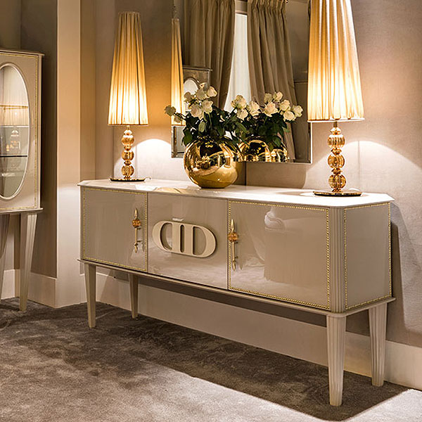 <strong>c1653</strong><br>
credenza 2 ante chiodate, cassetto centrale   
185 x 48 x 90 cm<br>

<strong>L4013</strong><br>
specchiera arco retroilluminata led   
100 x 7 x 180 cm <br>

<strong>G1190</strong><br>
lampada con sfere in cristallo ambra e acciaio finitura gold, completa di paralume 
Ø 25 x 106 cm<br>

<strong>c1652</strong><br>
vetrina decò 2 ante chiodate 
104 x 48 x 175 cm
