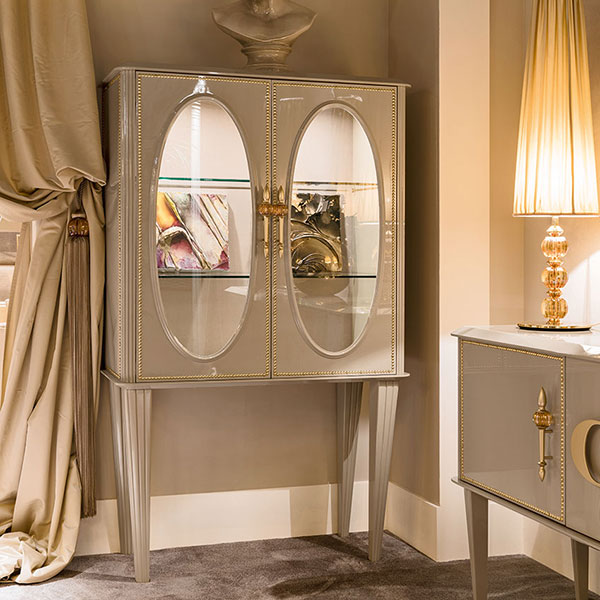 <strong>G1190</strong><br>
lampada con sfere in cristallo ambra e acciaio finitura gold, completa di paralume 
Ø 25 x 106 cm<br>

<strong>c1652</strong><br>
vetrina decò 2 ante chiodate   
104 x 48 x 175 cm