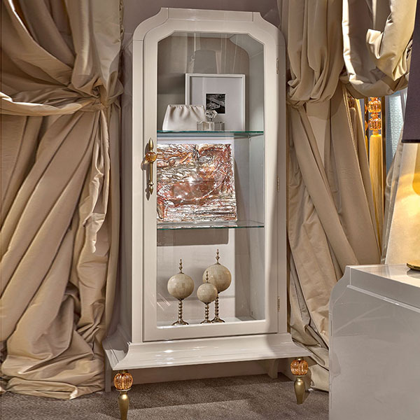 <strong>p1015</strong><br>
vetrina 1 anta piedini in acciaio finitura oro patinato con sfera in cristallo ambra
1-door display cabinet with steel feet, gold glaze finish with amber crystal ball    
88 x 54 x 182 cm