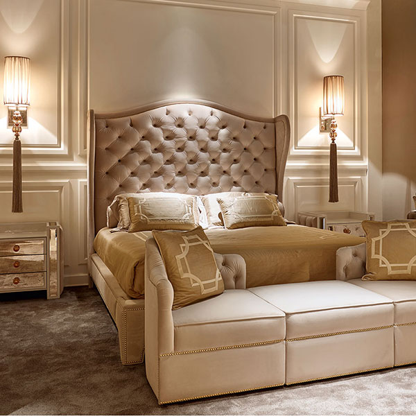 <strong>5020 SAMUEL</strong><br>
letto capitonnè pediera bassa 
190 x 230 x 180 cm<br>

<strong>1454</strong><br>
toilette con specchi, fianchi capitonnè, cassetti laterali, ribalta centrale
168 x 46 x 84 cm<br>

<strong>1451</strong><br>
comodino 3 cassetti con specchi, fianchi capitonnè 
72 x 45 x 60 cm<br>

<strong>7206 CINDY</strong><br>
poltrona angolare capitonnè 
60 x 60 x 73 cm<br>

<strong>7207 RAY</strong><br>
pouff quadrato chiodato 
62 x 62 x 37 cm<br>

<strong>G1191</strong><br>
applique con sfere in cristallo ambra e acciaio finitura gold, completa di paralume e pendente fiocco sfilato   
25 x 25 x 156 cm