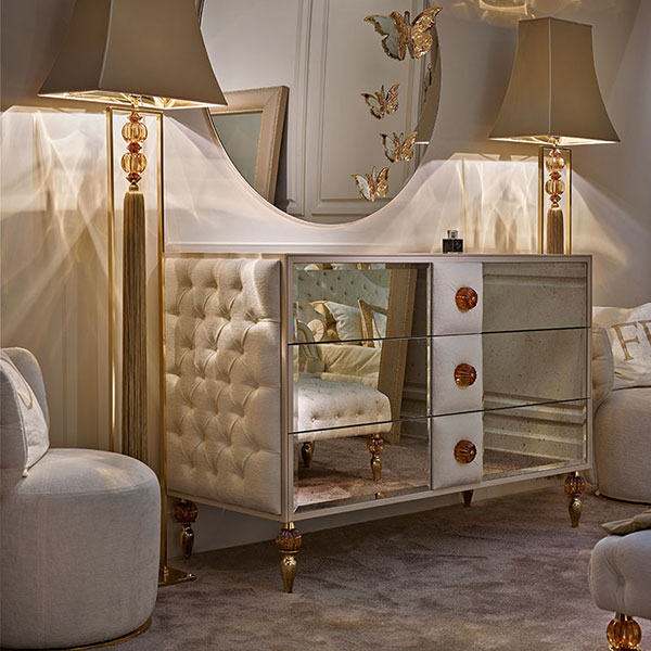 <strong>GL1310</strong><br>
comò 3 cassetti, fianchi capitonnè, piedini in acciaio finitura gold con sfera in cristallo ambra, 
completo di pomi ambra 
160 x 69 x 102 cm<br>

<strong>4001</strong><br>
specchiera rotonda con farfalle gold   
Ø 120 cm<br>

<strong>G3042</strong><br>
piantana con riquadro in acciaio finitura gold con sfere in cristallo ambra e pendente fiocco sfilato, completa di paralume
30 x 20 x 186 cm
