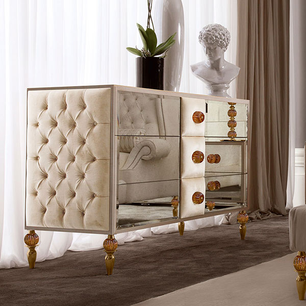 <strong>GL1310</strong><br>
comò 3 cassetti, fianchi capitonnè, piedini in acciaio finitura gold con sfera in cristallo ambra, completo di pomi ambra 
160 x 69 x 102 cm