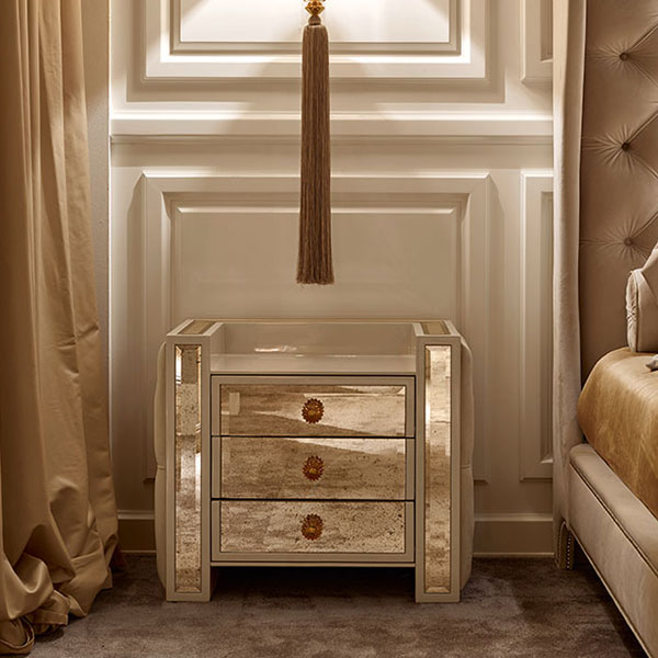 <strong>1451</strong><br>
comodino 3 cassetti con specchi, fianchi capitonnè 
72 x 45 x 60 cm