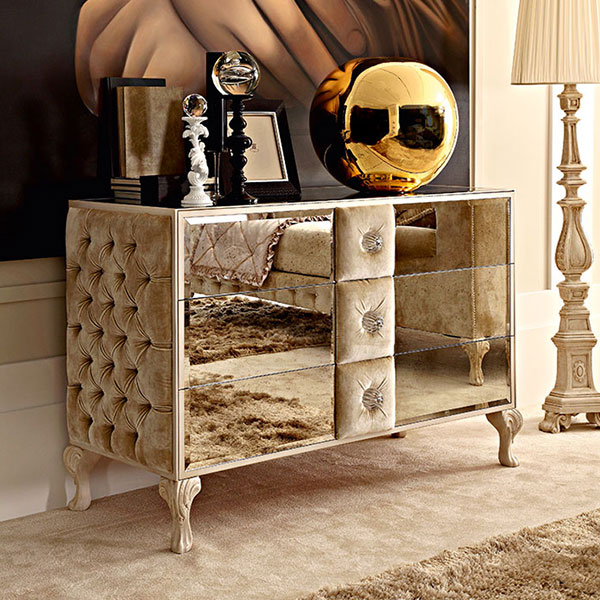 <strong>1310</strong><br>
comò capitonné   
160 x 69 x 102 cm<br>

<strong>5033</strong><br>
piantana legno  
Ø 45 H. 243 cm<br>

<strong>VSS9S</strong><br>
quadro mani Gioconda bracciale Swarovski 230 x 180 cm
