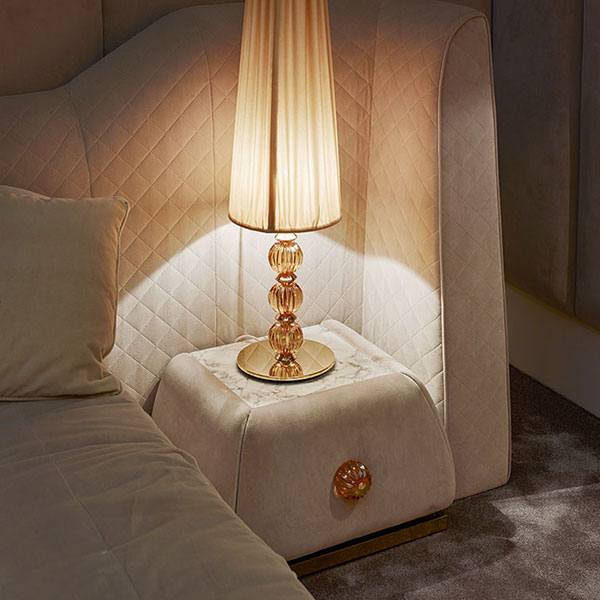<strong>G1591</strong><br>
comodino 1 cassetto piano marmo 
57 x 45 x 36 cm <br>

<strong>G1190</strong><br>
lampada con sfere in cristallo ambra e acciaio finitura gold, completa di paralume  
Ø 25 x 106 cm