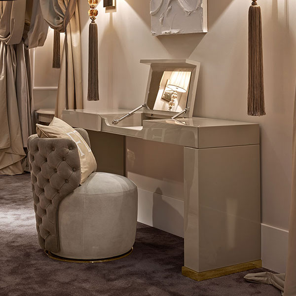 <strong>G1285</strong><br> 
toilette make up 2 cassetti e ribalta centrale, base in acciaio finitura gold
161 x 47 x 86 cm<br>

<strong>g1045cp KARL</strong><br>
sedia capitonnè girevole base in acciaio finitura gold 
Ø 63 x 73 cm<br>

<strong>G1191</strong><br>
applique con sfere in cristallo ambra e acciaio finitura gold, completa di paralume e pendente fiocco sfilato    
25 x 25 x 156 cm