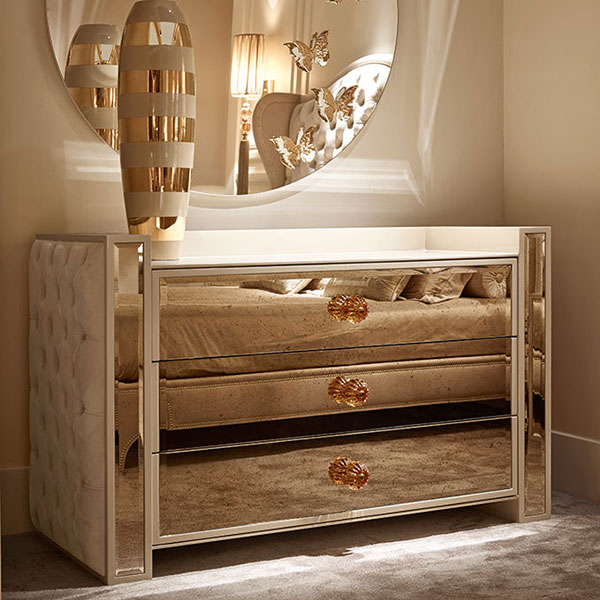 <strong>1450</strong><br>
comò 3 cassetti con specchi, fianchi capitonnè   
146 x 62 x 90 cm<br>

<strong>4001</strong><br>
specchiera rotonda con farfalle gold   
Ø 120 cm
