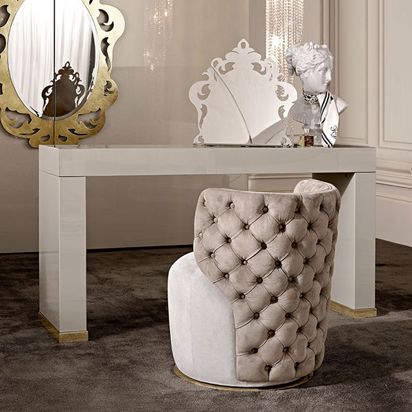 <strong>G1284</strong><br>
toilette base in acciaio finitura gold  
160 x 46 x 84 cm<br>

<strong>g1045cp KARL</strong><br>
sedia capitonnè girevole base in acciaio finitura gold 
Ø 63 x 73 cm<br>

<strong>mr03</strong><br>
specchio da tavolo  
54 x 55 x 25 cm