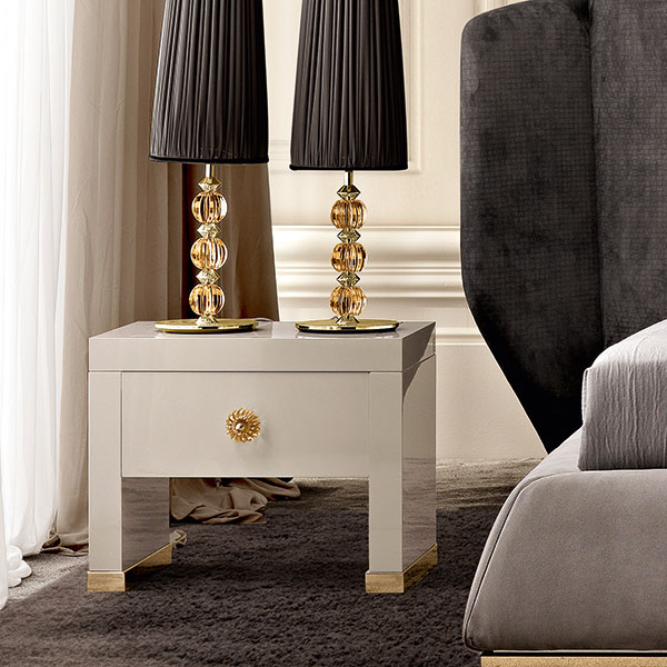 <strong>G1541</strong><br>
comodino base in acciaio finitura gold 
68 x 52 x 54 cm