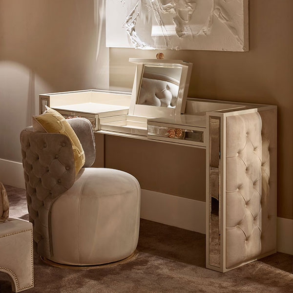 <strong>1454</strong><br>
toilette con specchi, fianchi capitonnè, cassetti laterali, ribalta centrale  
168 x 46 x 84 cm<br>

<strong>g1045cp KARL</strong><br>
sedia capitonnè girevole base in acciaio finitura gold 
Ø 63 x 73 cm