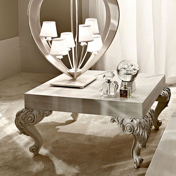 <strong>0527</strong><br>
comodino  
88 x 74 x 46 cm<br>

<strong>2136</strong><br>
base lampada Cuore 6 luci 
Ø 69 x 76 cm