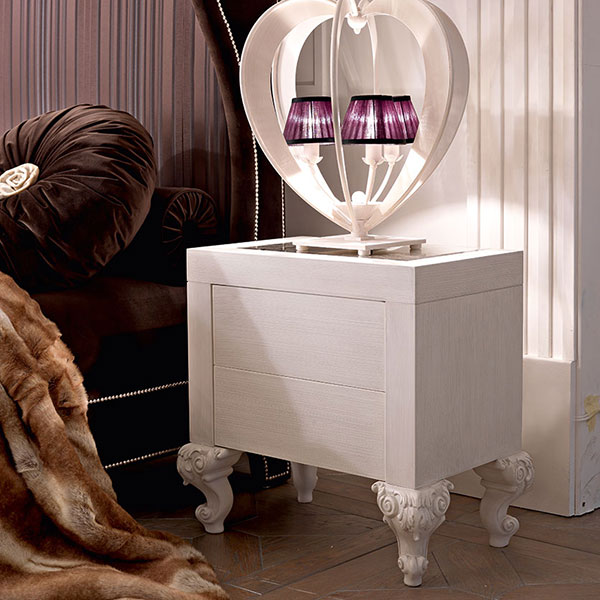 <strong>1421</strong><br>
comodino legno 2 cassetti 
66 x 41 x 62 cm<br>

<strong>2133</strong><br>
base lampada Cuore 3 luci 
Ø 50 x 53 cm
