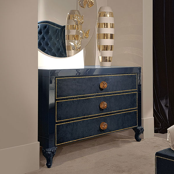 <strong>1440</strong><br>
comò 3 cassetti, rivestito chiodato  
146 x 67 x 95 cm<br>

<strong>4001</strong><br>
specchiera rotonda con farfalle gold   
Ø 120 cm